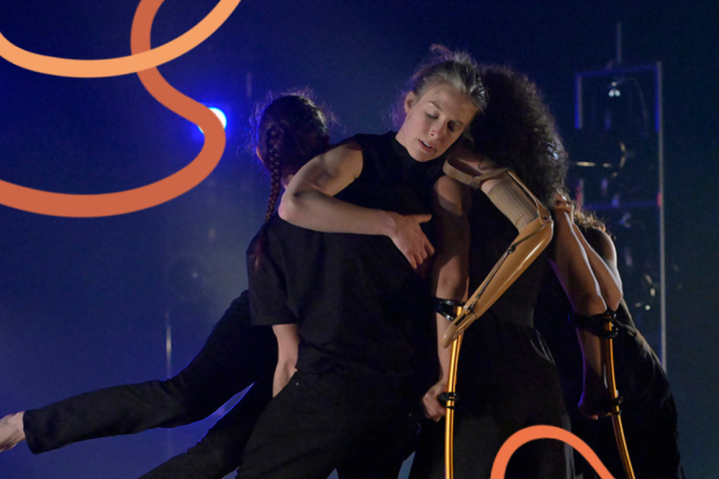 Een groep van vier dansers in contact met het bovenlichaam. Allen zijn in het zwart gekleed, twee zijn blootsvoets en twee dragen sportschoenen, één van hen gebruikt krukken. Een van de dansers op blote voeten heeft beide voeten van de grond. Een van hen gebruikt een mobiliteitsprothese aan de arm en rust met haar hoofd op de schouder van een andere danseres. Haar ogen zijn gesloten, haar haar is steil en blond en ze heeft een armprothese.